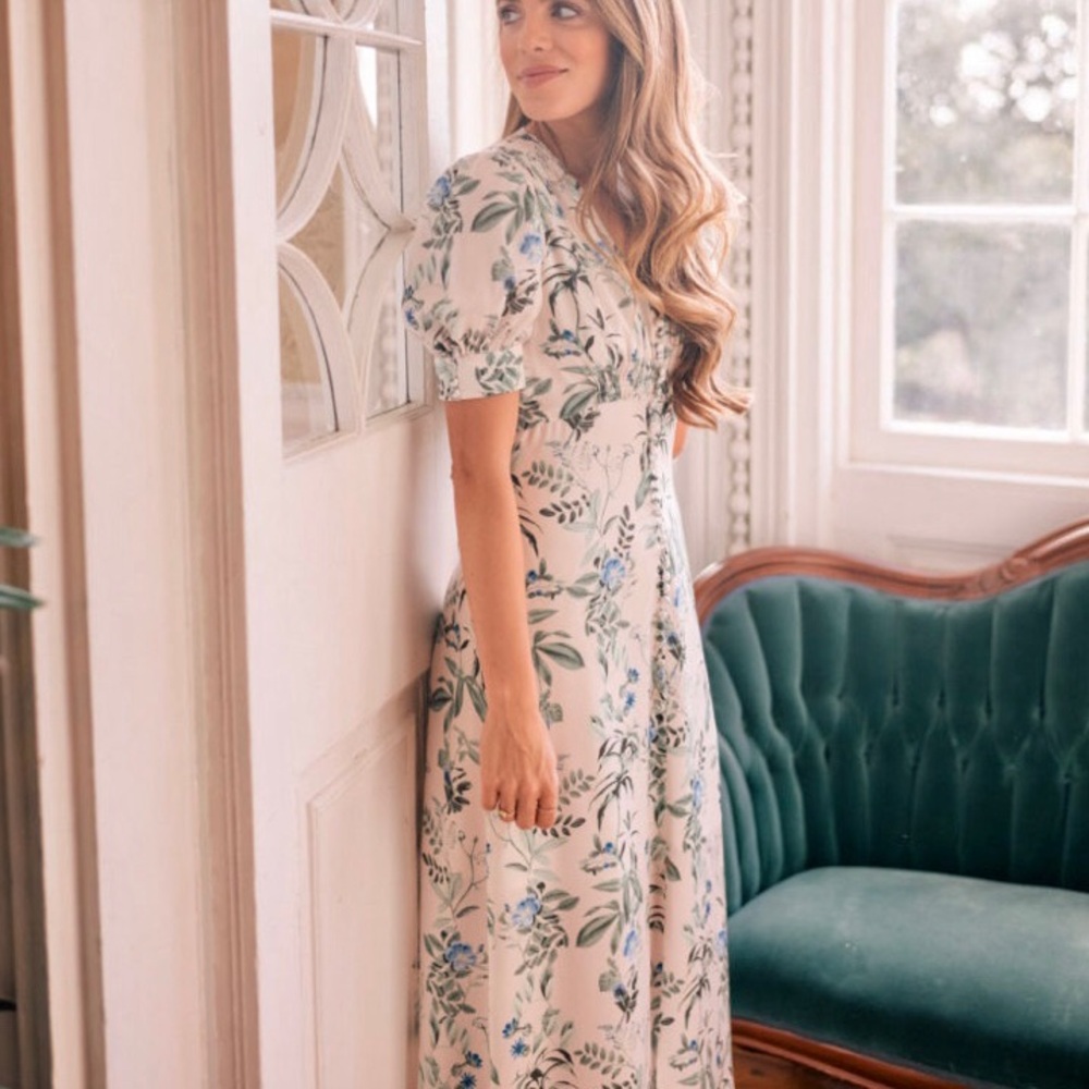 Gal Meets Glam 40s style Midi Dress in Cream and Green
The Lauren Dress - Picture 2 of 13